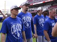 　レッズに勝利してナ・リーグ西地区５連覇を達成し、引き揚げるドジャースの（左から）山本、スネル、佐々木朗ら＝シンシナティ（共同）