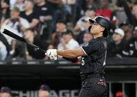 　タイガース戦の１回、先制の32号３ランを放ち、打球の行方を見るホワイトソックス・村上＝シカゴ（共同）