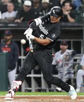 　タイガース戦の１回、先制の32号３ランを放つホワイトソックス・村上＝シカゴ（共同）