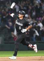 　タイガース戦の１回、先制の32号３ランを放ち、塁を回るホワイトソックス・村上＝シカゴ（共同）