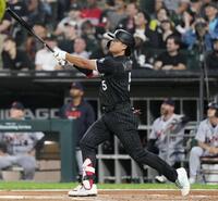 　タイガース戦の１回、先制の32号３ランを放ち、打球の行方を見るホワイトソックス・村上＝シカゴ（共同）