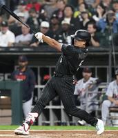 　タイガース戦の１回、先制の32号３ランを放つホワイトソックス・村上＝シカゴ（共同）