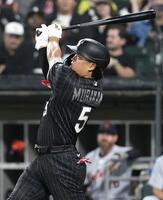 　タイガース戦の１回、先制の32号３ランを放つホワイトソックス・村上＝シカゴ（共同）