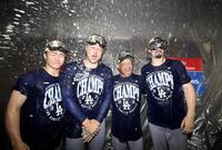 　ナ・リーグ西地区５連覇を達成し、シャンパンファイトで盛り上がるドジャースの（左から）山本、スクバル、ロバーツ監督、スネル＝シンシナティ（共同）