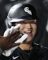 　タイガース戦の１回、32号３ランを放ち、ベンチでチームメートに迎えられるホワイトソックス・村上＝シカゴ（共同）
