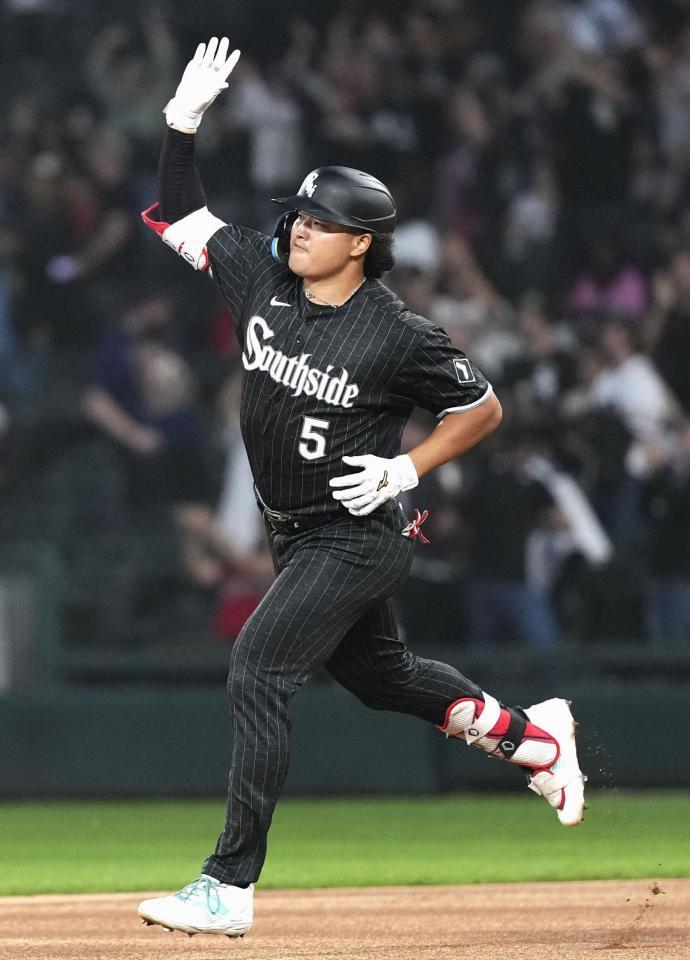 　タイガース戦の１回、先制の32号３ランを放ち、塁を回るホワイトソックス・村上＝シカゴ（共同）