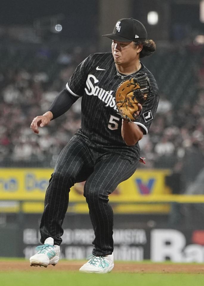 　タイガース戦の４回、ペックの打球を好捕するホワイトソックスの一塁手村上＝シカゴ（共同）