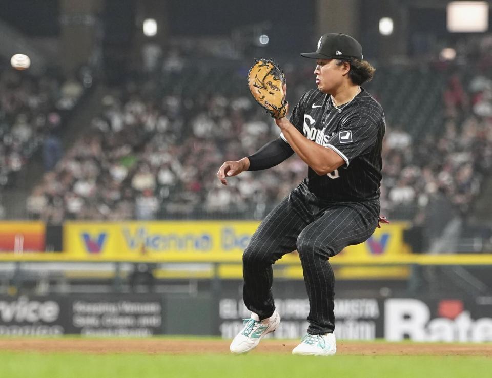 　タイガース戦の４回、ペックの打球を好捕するホワイトソックスの一塁手村上＝シカゴ（共同）