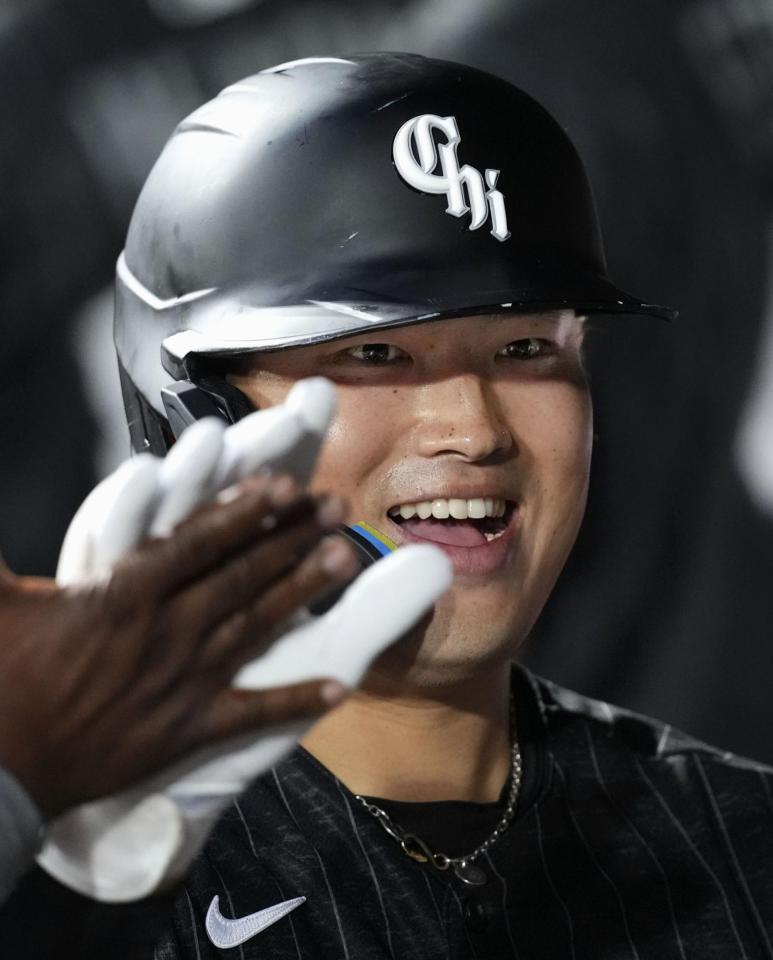 　タイガース戦の１回、32号３ランを放ち、ベンチでチームメートに迎えられるホワイトソックス・村上＝シカゴ（共同）