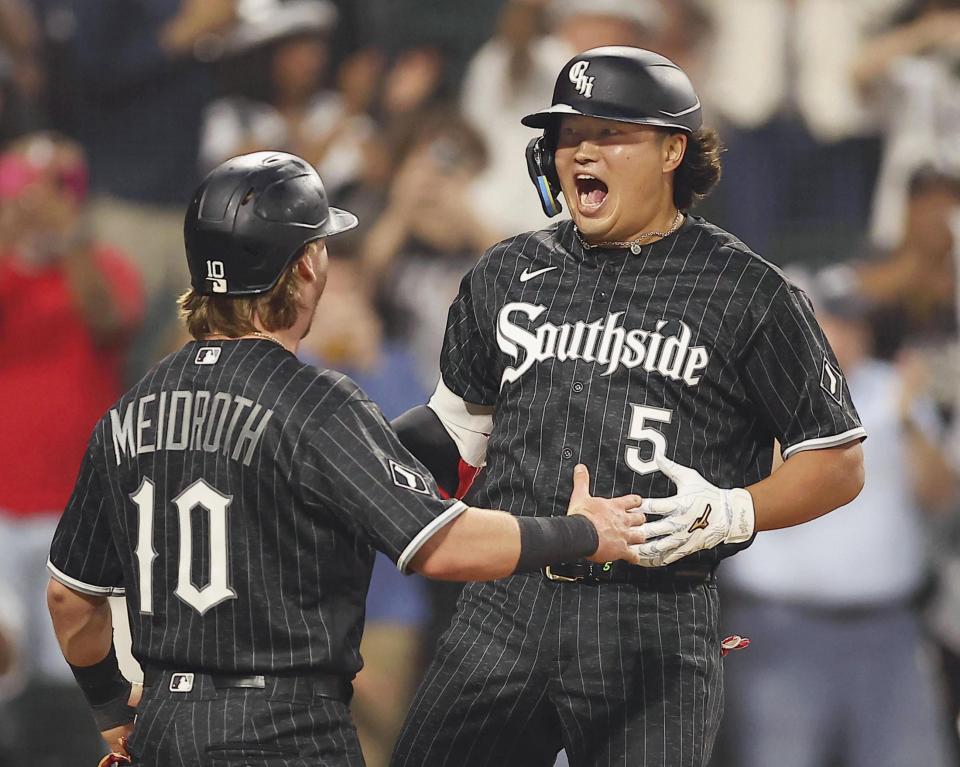 　タイガース戦の１回、32号３ランを放ち、三走マイドロス（左）に迎えられるホワイトソックス・村上＝シカゴ（ＡＰ＝共同）