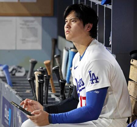 　ベンチからグラウンドを見つめるドジャース・大谷＝７日（共同）