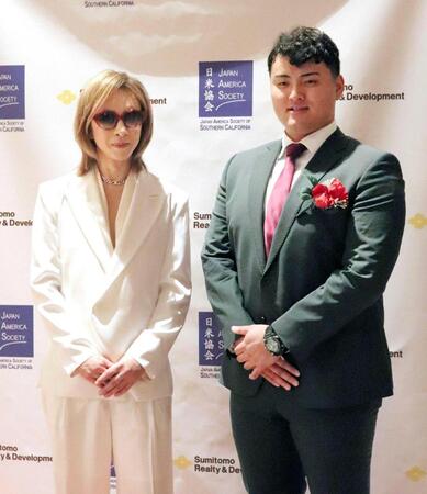 　南カリフォルニア日米協会の「次世代のスター賞」授賞式で「Ｘ　ＪＡＰＡＮ」のＹＯＳＨＩＫＩ（左）と写真に納まるマーリンズの佐々木麟太郎（共同）