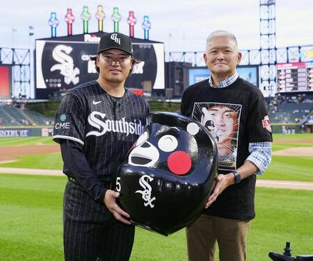 　「くまモン」をイメージしただるまを贈呈されたホワイトソックス・村上（左）＝シカゴ（共同）