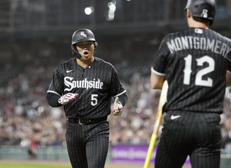 　タイガース戦の１回、相手失策で生還し喜ぶホワイトソックスの三走村上＝シカゴ（共同）