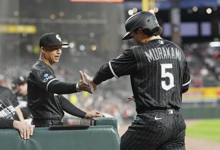 　タイガース戦の１回、相手失策で生還しベナブル監督（左）に迎えられるホワイトソックスの三走村上＝シカゴ（共同）