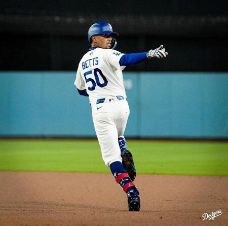 初回、先頭打者アーチを放ったベッツ（ロサンゼルス・ドジャース提供）