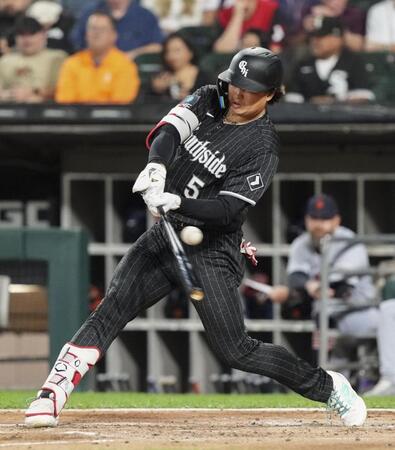 　タイガース戦の２回、空振り三振に倒れるホワイトソックス・村上＝シカゴ（共同）