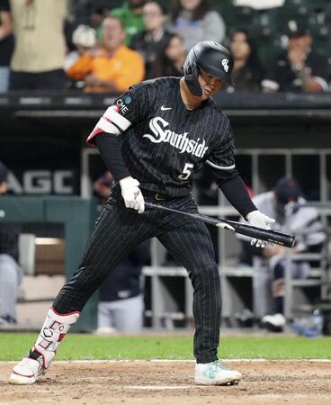 　タイガース戦の９回、空振り三振に倒れ、最後の打者となったホワイトソックス・村上＝シカゴ（共同）