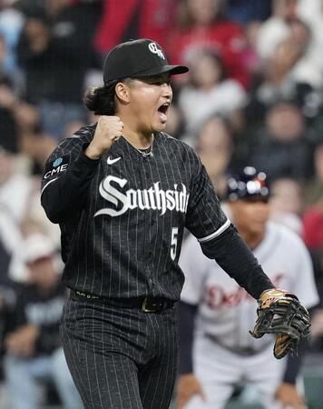 　タイガース戦の７回、相手右前打で本塁を狙った二走がアウトとなりガッツポーズするホワイトソックスの一塁手村上＝シカゴ（共同）