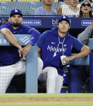 　ジャイアンツ戦の８回、ベンチで試合を見るドジャース・大谷（右）＝ロサンゼルス（共同）