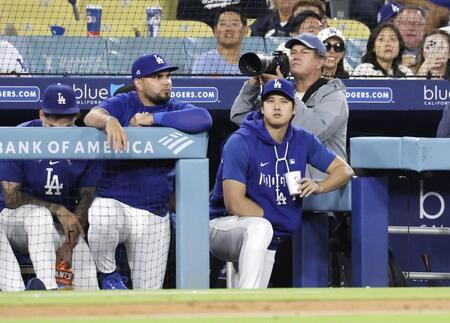 　ジャイアンツ戦の８回、ベンチで試合を見るドジャース・大谷（右）＝ロサンゼルス（共同）