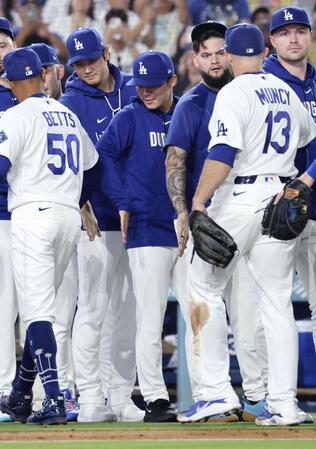 　ジャイアンツに勝利し、チームメートを迎えるドジャース・大谷（左から２人目）と山本（同３人目）＝ロサンゼルス（共同）