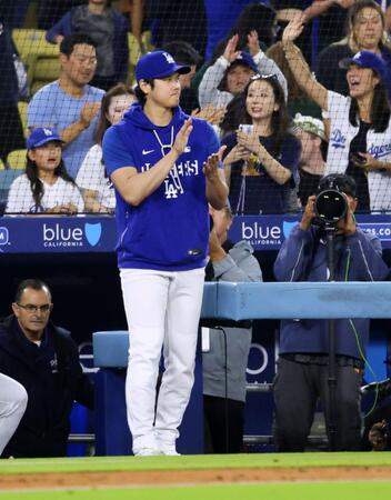 　ジャイアンツに勝利し、チームメートを迎えに出るドジャース・大谷＝ロサンゼルス（共同）
