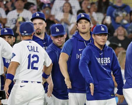 　ジャイアンツに勝利し、チームメートを迎えるドジャースの（右から）山本と大谷＝ロサンゼルス（共同）