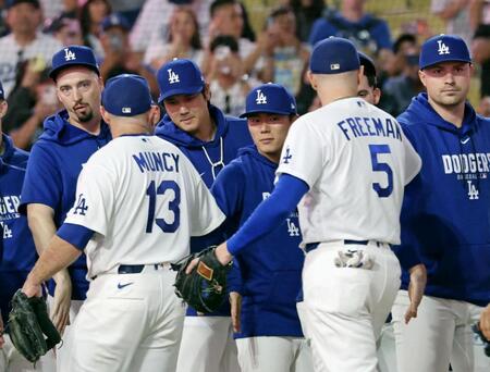 　ジャイアンツに勝利し、チームメートを迎えるドジャース・大谷（中央左）と山本（同右）＝ロサンゼルス（共同）