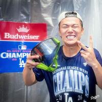 地区優勝を決め、シャンパンファイトで歓喜の山本由伸（ロサンゼルス・ドジャース提供）
