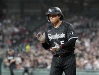 　タイガース戦の１回、相手失策で生還し喜ぶホワイトソックスの三走村上＝シカゴ（共同）