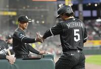 　タイガース戦の１回、相手失策で生還しベナブル監督（左）に迎えられるホワイトソックスの三走村上＝シカゴ（共同）