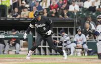 　タイガース戦の２回、空振り三振に倒れたホワイトソックス・村上＝シカゴ（共同）