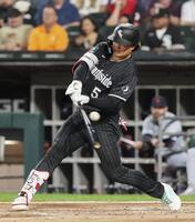 　タイガース戦の２回、空振り三振に倒れるホワイトソックス・村上＝シカゴ（共同）