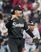 　タイガース戦の７回、相手右前打で本塁を狙った二走がアウトとなりガッツポーズするホワイトソックスの一塁手村上＝シカゴ（共同）