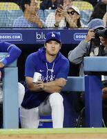 　ジャイアンツ戦の８回、ベンチで試合を見るドジャース・大谷＝ロサンゼルス（共同）