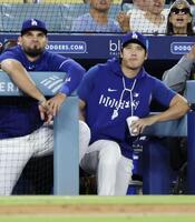 　ジャイアンツ戦の８回、ベンチで試合を見るドジャース・大谷（右）＝ロサンゼルス（共同）