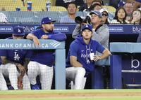 　ジャイアンツ戦の８回、ベンチで試合を見るドジャース・大谷（右）＝ロサンゼルス（共同）