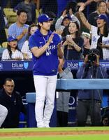 　ジャイアンツに勝利し、チームメートを迎えに出るドジャース・大谷＝ロサンゼルス（共同）