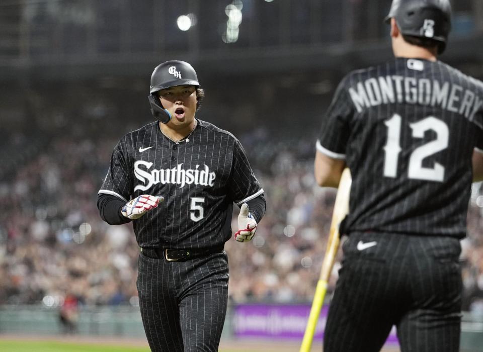 　タイガース戦の１回、相手失策で生還し喜ぶホワイトソックスの三走村上＝シカゴ（共同）