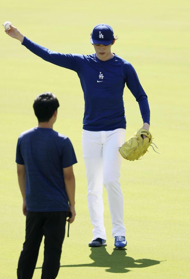 　キャッチボールを行うドジャース・佐々木朗＝ロサンゼルス（共同）