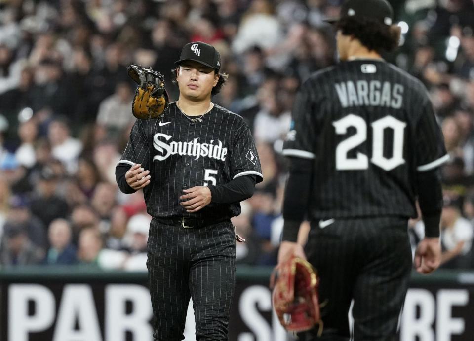 　タイガース戦の８回に逆転され、投手交代の際に浮かない表情を見せるホワイトソックスの一塁手村上＝シカゴ（共同）