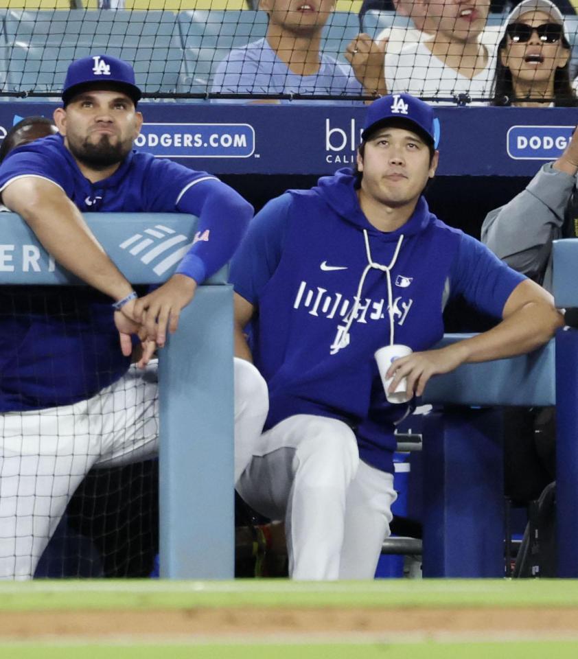 　ジャイアンツ戦の８回、ベンチで試合を見るドジャース・大谷（右）＝ロサンゼルス（共同）