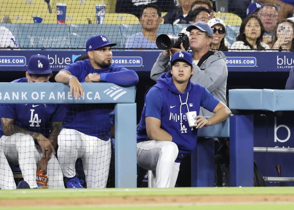 　ジャイアンツ戦の８回、ベンチで試合を見るドジャース・大谷（右）＝ロサンゼルス（共同）