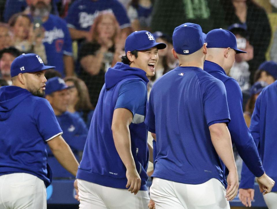 　チームメートを出迎え、ベンチに戻るドジャース・大谷＝ロサンゼルス（共同）