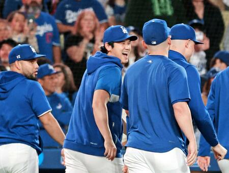 　チームメートを出迎え、ベンチに戻るドジャース・大谷（共同）