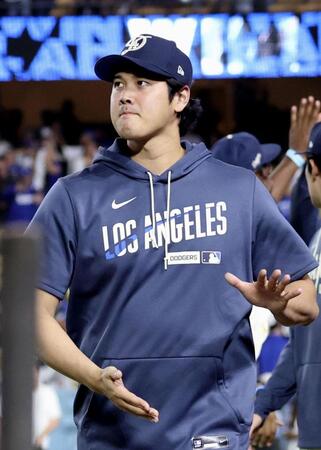 　チームメートを出迎え、ベンチに戻るドジャース・大谷＝ロサンゼルス（共同）
