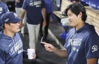 　ジャイアンツ戦のベンチで話すドジャース・大谷（右）と山本＝ロサンゼルス（共同）