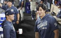 　ジャイアンツ戦のベンチで話すドジャース・大谷（右）と山本＝ロサンゼルス（共同）