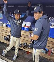 　ジャイアンツ戦の８回、ベンチで話すドジャース・山本（左）と大谷＝ロサンゼルス（共同）